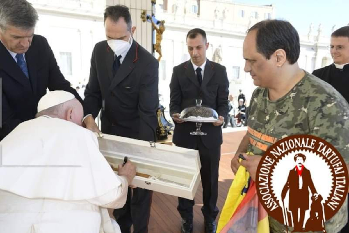 Monrealese dona un vanghetto da tartufi a Papa Francesco: E